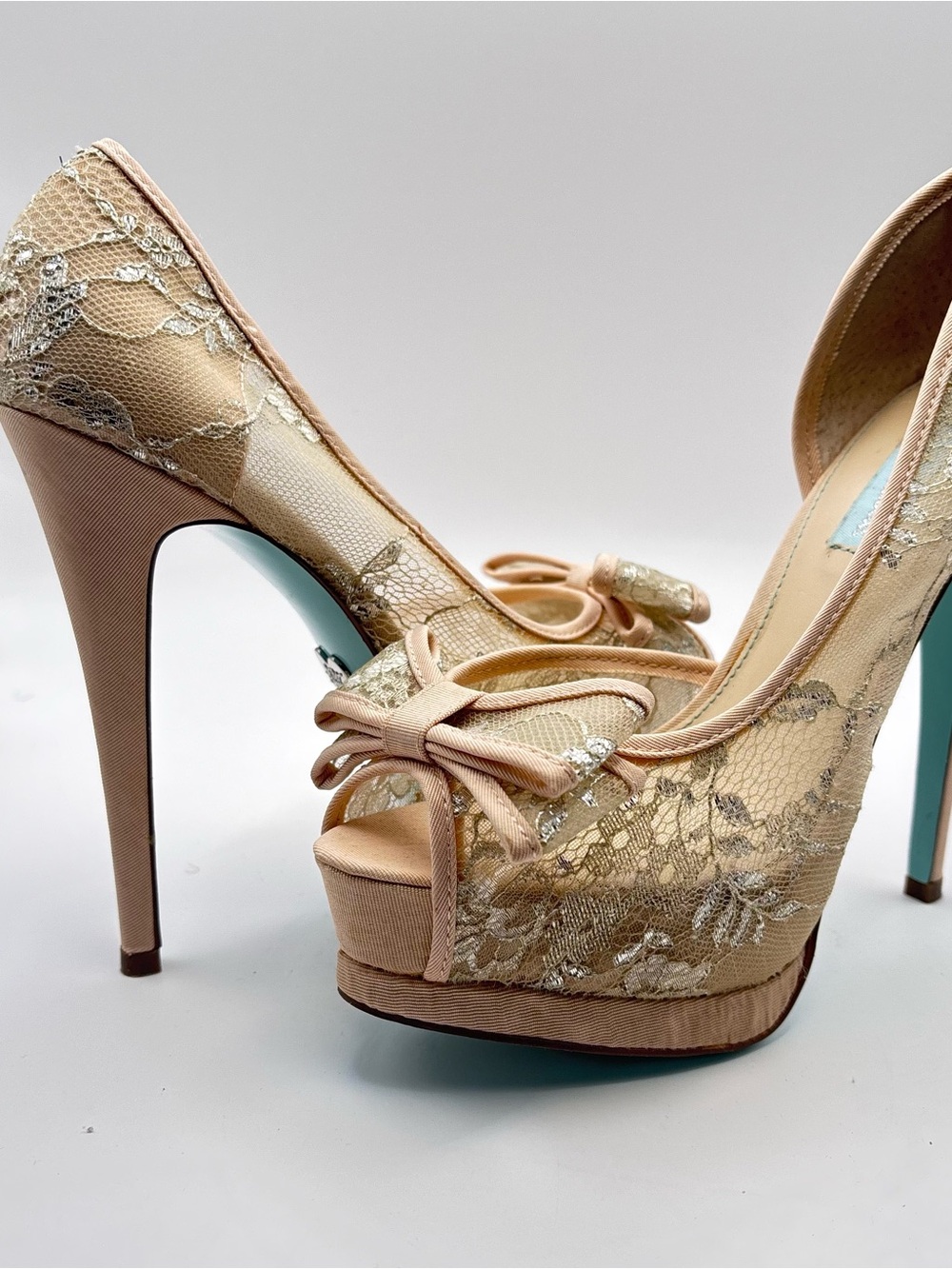 NWOT - Betsy Johnson “Vail” Lace Peep-Toe w/Bow Platform Pumps Champagne - Size8